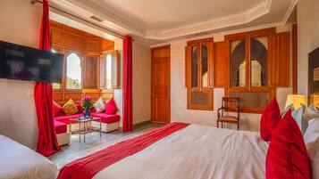 Suite, vistas a la montaña | Caja fuerte, tabla de planchar con plancha, wifi gratis