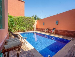 Outdoor pool, pool umbrellas, sun loungers - Riad RAM (Marrakech)