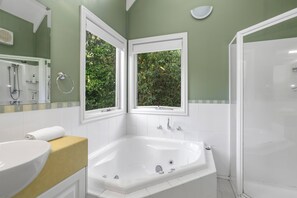 Bathroom - Plum Retreat - Apollo Bay (Apollo Bay)