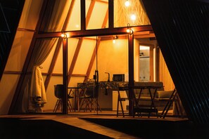 办公桌、笔记本电脑工作区、免费 WiFi