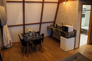 Superior-Chalet, Balkon, Gartenblick | Badezimmer | Dusche, Haartrockner, Handtücher, Toilettenpapier