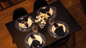 Skrivebord, skrivebord for bærbar PC og wi-fi (inkludert)