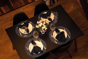 办公桌、笔记本电脑工作区、免费 WiFi