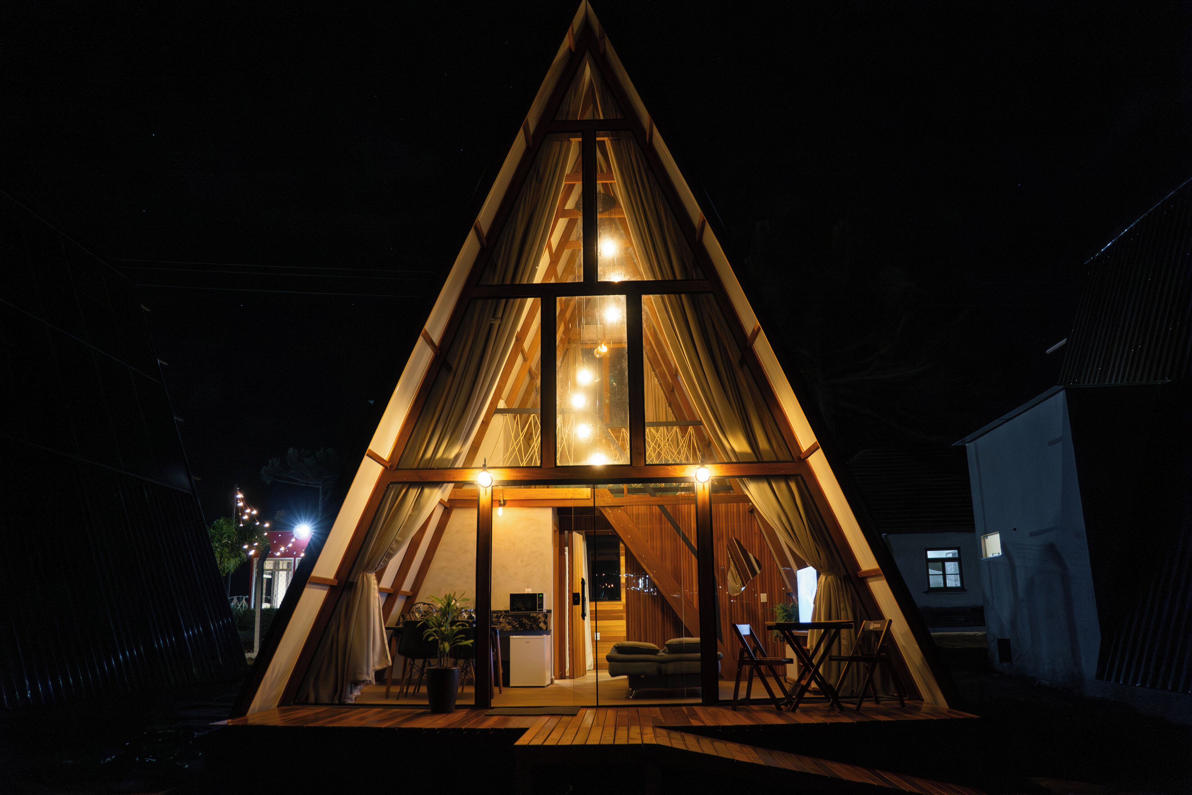 办公桌、笔记本电脑工作区、免费 WiFi