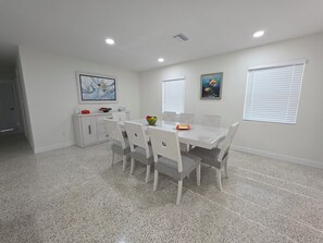 Dining - Beautiful 3-bedroom 2-bathroom house with AC steps to beach access (Englewood)