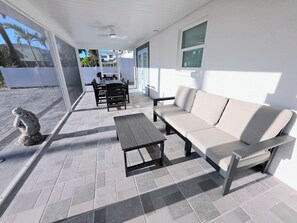 Outdoor dining - Beautiful 3-bedroom 2-bathroom house with AC steps to beach access (Englewood)