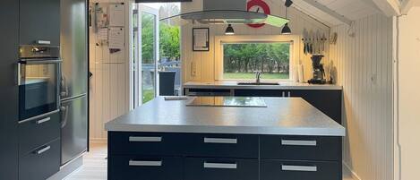 Kjøleskap, oppvaskmaskin og kaffetrakter/tekoker