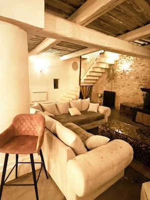 Lobby sitting area - Mas de Castille Guest House (Argilliers)