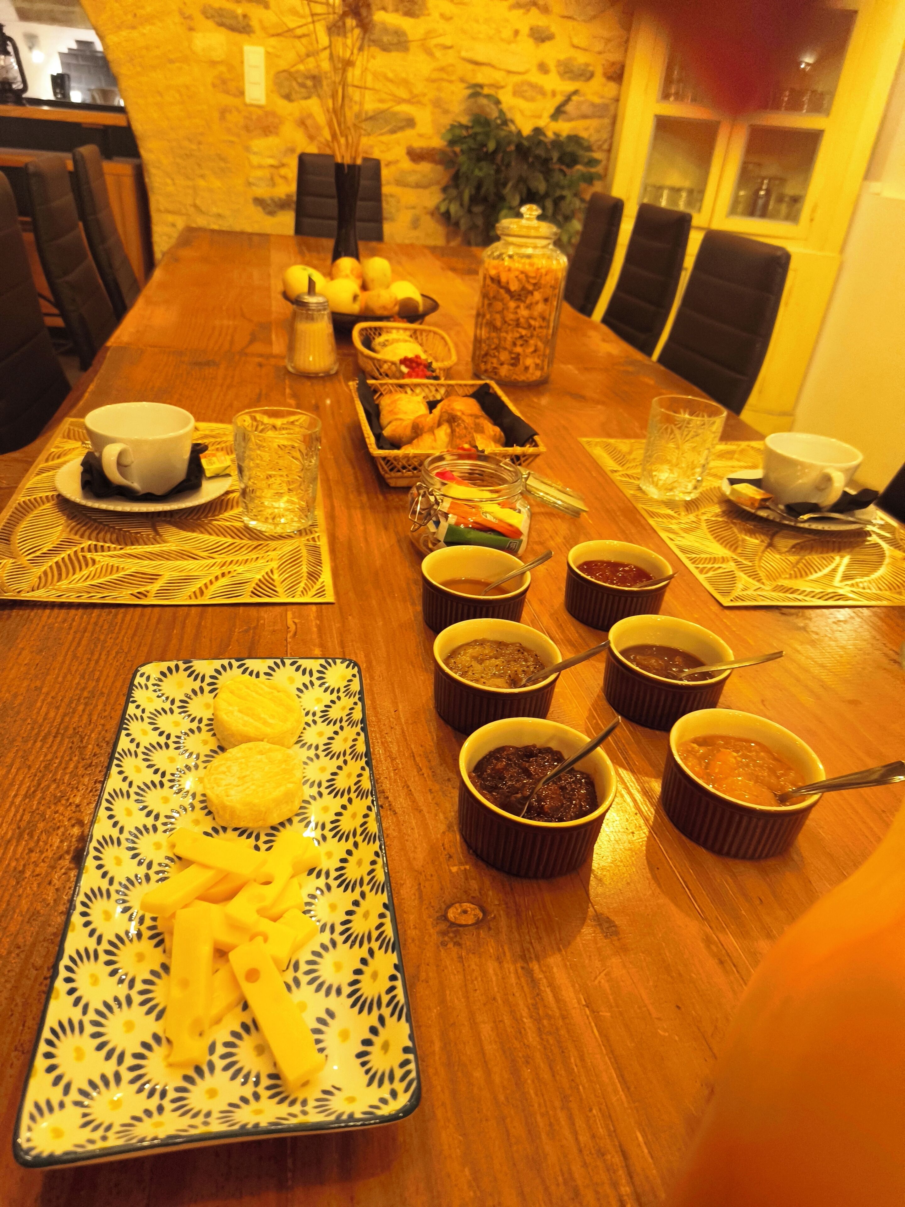 Frühstücksbuffet am Wochenende (14 EUR pro Person)