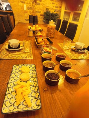 Frühstücksbuffet am Wochenende (14 EUR pro Person)