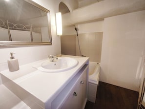 Family Suite, Garden View | Bathroom | Bathtub, towels, soap, toilet paper - Mas de Castille Guest House (Argilliers)