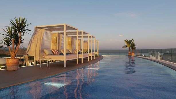 A rooftop infinity pool with a seating area and palm trees. - Gran Hotel Luna de Cádiz *NEW* (Cádiz)