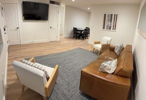Living area - Cozy 3/2 in downtown quaint Lake Mary, FL with AC and fenced in yard (Lake Mary)