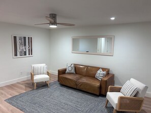 Living area - Cozy 3/2 in downtown quaint Lake Mary, FL with AC and fenced in yard (Lake Mary)