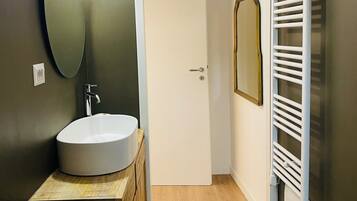 Doccia, asciugacapelli, bidet, asciugamani