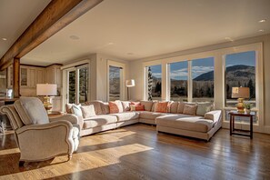 Casa, várias camas, banheira de imersão, vista para o campo de golfe (Fairway Twelve Retreat) | Área de estar