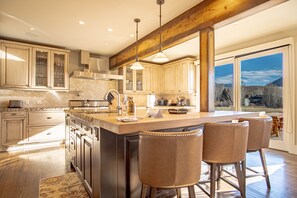 Casa, várias camas, banheira de imersão, vista para o campo de golfe (Fairway Twelve Retreat) | Cozinha privada | Cafeteira/chaleira