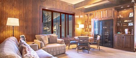 Hus - flere senge - boblebad - udsigt til golfbane (Fairway Twelve Retreat) | Opholdsområde