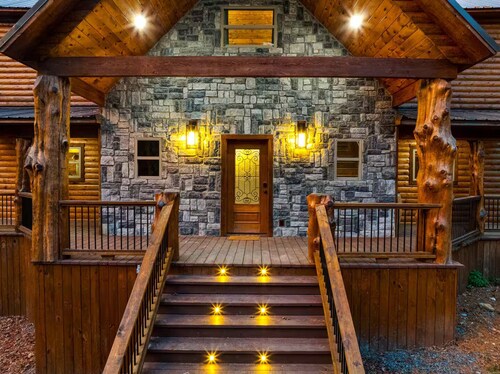 Outdoor Theater, Hot Tub, Sauna, Cold Plunge