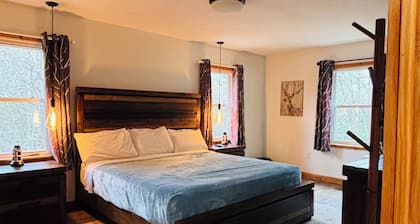 Revolt Cabin / Luxury Mountain Retreat Near Hendersonville