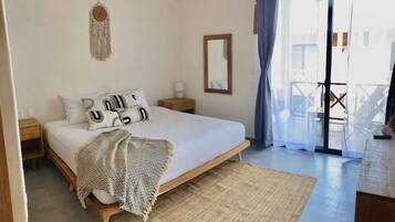 Escritorio, tabla de planchar con plancha, wifi y ropa de cama