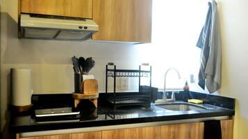 Refrigerador, microondas, parrilla de estufa y cafetera y tetera