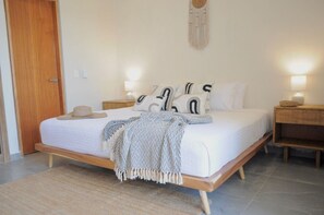 Una scrivania, ferro/asse da stiro, Wi-Fi, lenzuola