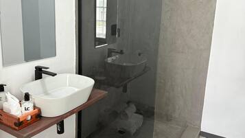 SĂšche-cheveux, serviettes fournies, savon, papier toilette