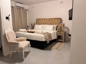 Cofres nos quartos, escrivaninha, espaço de trabalho para notebook