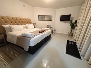 In-room safe, desk, laptop workspace, iron/ironing board - Liam Midlothian  (Harare)
