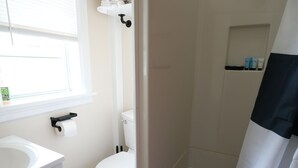 Suihku, hiustenkuivaaja, pyyhkeet, saippua