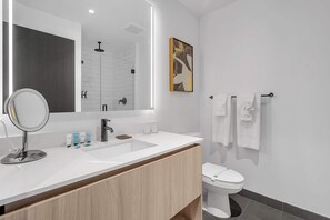 Shower, hair dryer, towels - 14th Floor Studio with Rooftop Pool Access (Miami)