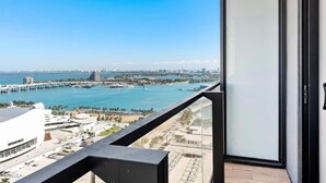 A balcony with a clear view of a coastal cityscape, including a bridge and waterfront buildings. - Luxury Miami Studio with Rooftop Pool (Miami)