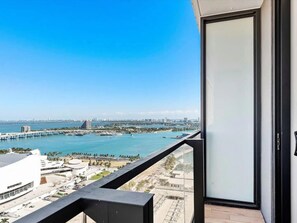 Property grounds - Luxury Miami Studio with Rooftop Pool (Miami)