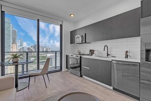 Coffee/tea maker, fridge, stovetop, dishwasher - Luxury Miami Studio with Rooftop Pool (Miami)