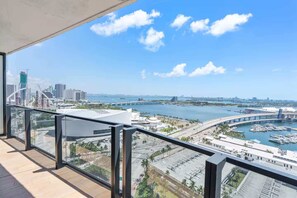 Property grounds - 14th Floor Studio with Rooftop Pool Access (Miami)