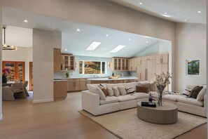 TV, offices - Casa Eleanora by Oraklus (Beverly Hills)