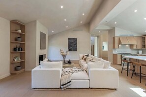 TV, offices - Casa Eleanora by Oraklus (Beverly Hills)