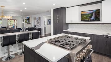 Cabin, Multiple Beds, Jetted Tub, Mountain View (Unit 206) | Interior