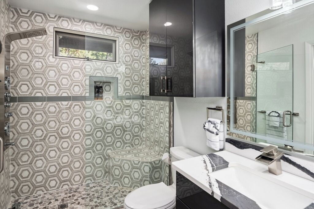 Cabin, Multiple Beds, Jetted Tub, Mountain View (Unit 206) | Bathroom