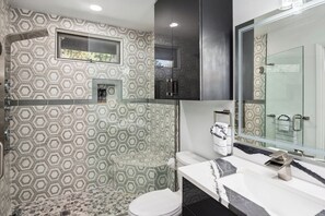 Cabin, Berbilang Katil, Jetted Tub, Mountain View (Unit 206) | Bilik Mandi | Tuala disediakan 