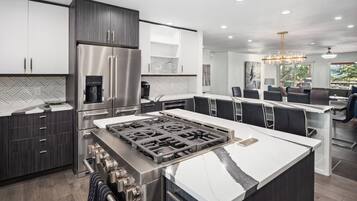 Cabin, Multiple Beds, Jetted Tub, Mountain View (Unit 206) | Private kitchen