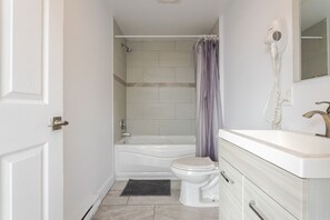 Hair dryer, towels - Montréal Downtown Haven | Walk to All Attractions (Montréal)