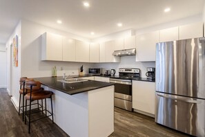 Geladeira, micro-ondas, fogão, cooktop