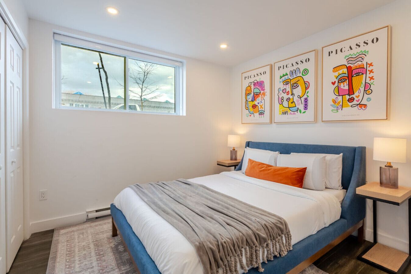 Tabla de planchar con plancha, wifi y ropa de cama 