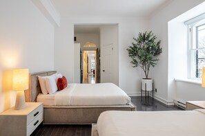 2 bedrooms, iron/ironing board, WiFi, bed sheets - Elegant Downtown Stay | Near Bell Centre MTL (Montreal)