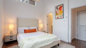 Tabla de planchar con plancha, wifi y ropa de cama