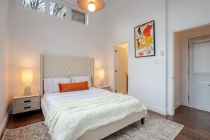 Tabla de planchar con plancha, wifi y ropa de cama 