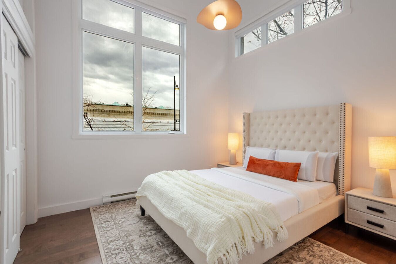 Tabla de planchar con plancha, wifi y ropa de cama 