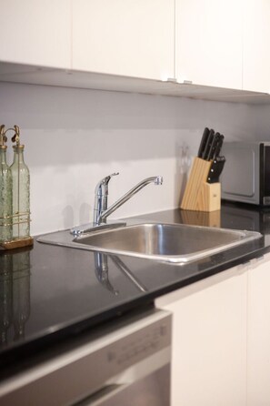 Fridge, microwave, oven, stovetop - Urban Haven | Modern Comfort in Downtown MTL (Montreal)